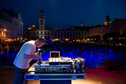 6 lipca w Cieszynie na Rynku zagrzewał widownię Kręgów Sztuki DJ Feel-x I Fot. Bartłomiej Sawka / cinefoto.pl
